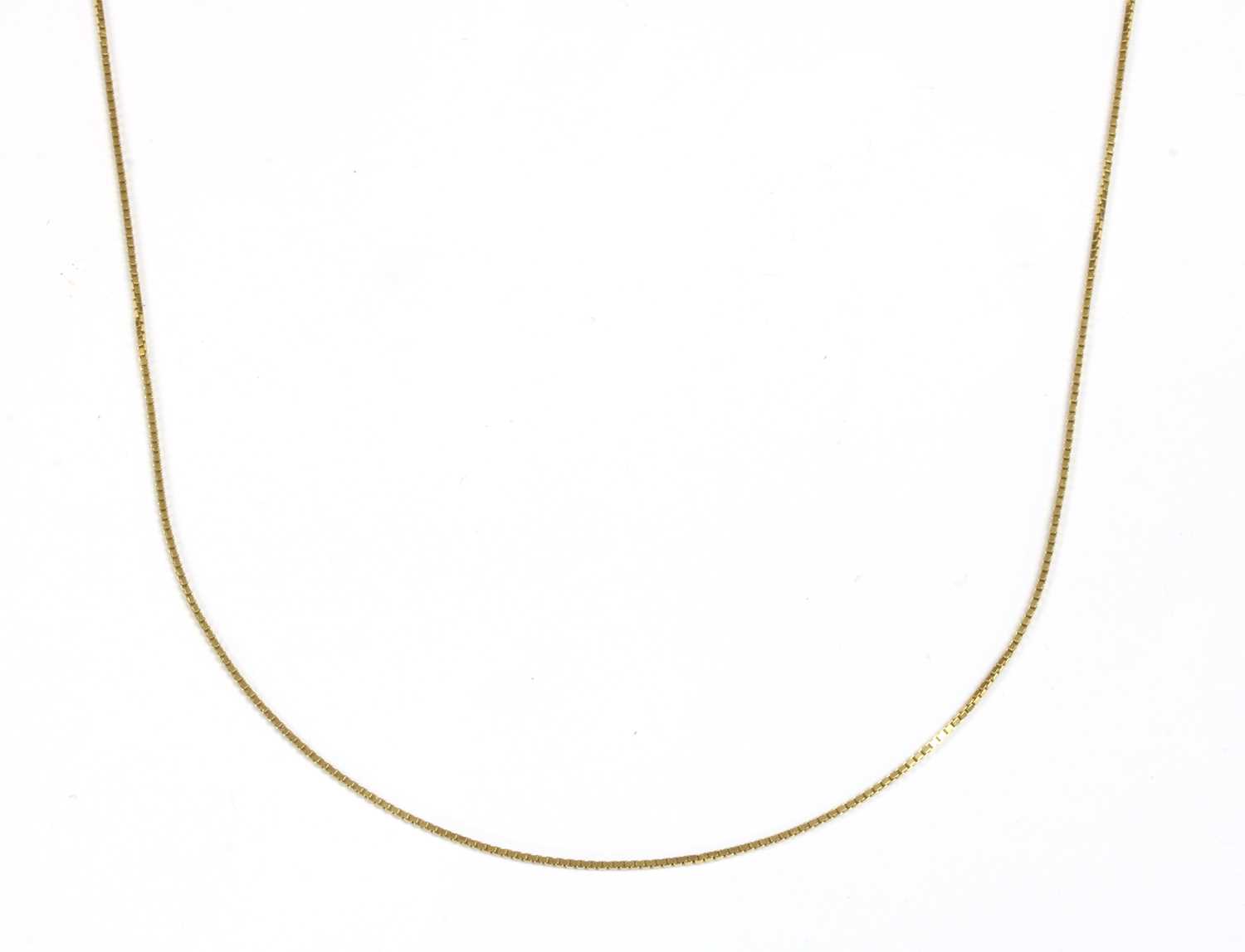 Lot 132 - A gold box link chain