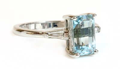 Lot 326 - An 18ct white gold single stone aquamarine ring