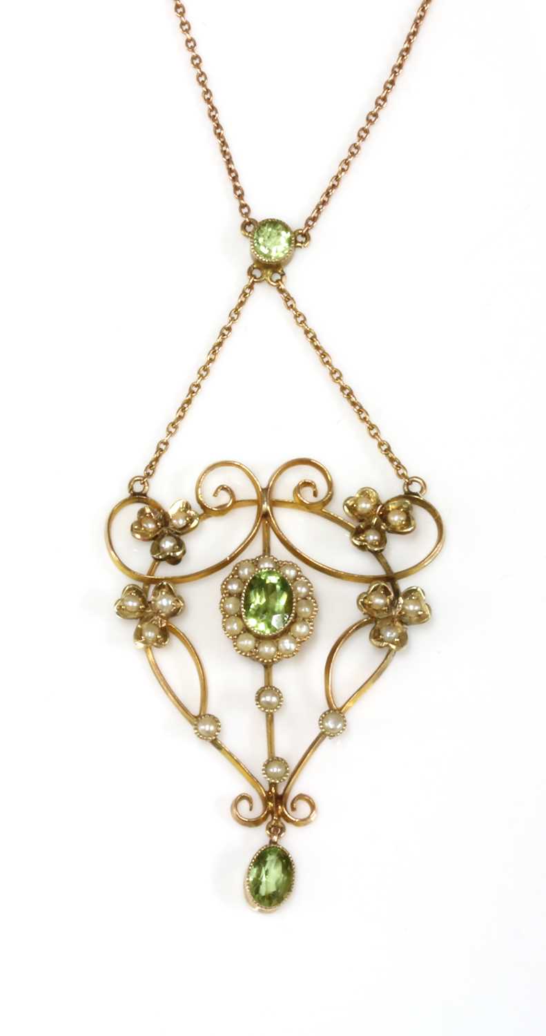 Lot 93 - An Edwardian gold peridot and split pearl pendant