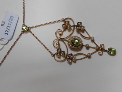 Lot 93 - An Edwardian gold peridot and split pearl pendant
