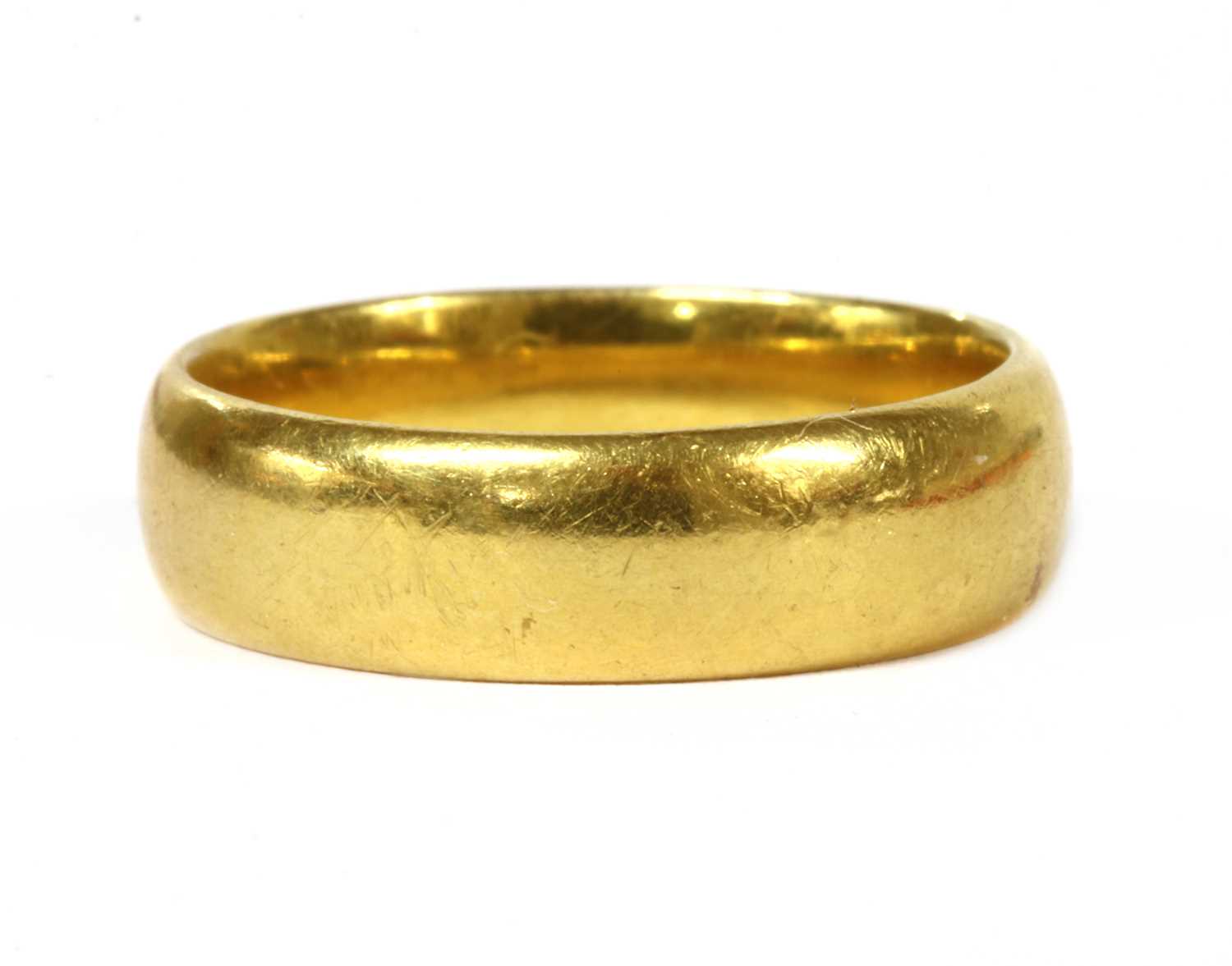 Lot 89 - A 22ct gold light court section wedding ring