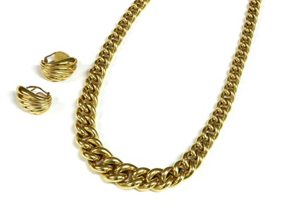 Lot 130 - A gold hollow graduated curb link necklace