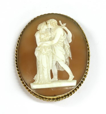Lot 28 - A gold shell cameo brooch