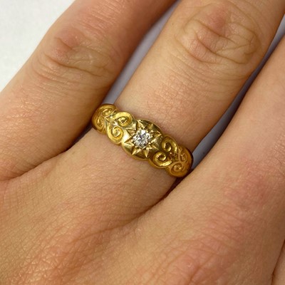Lot 24 - An 18ct gold diamond ring