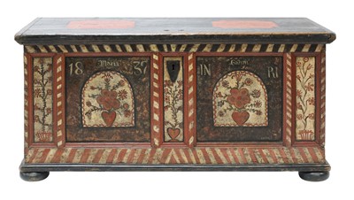 Lot 412 - A large painted pine blanket box