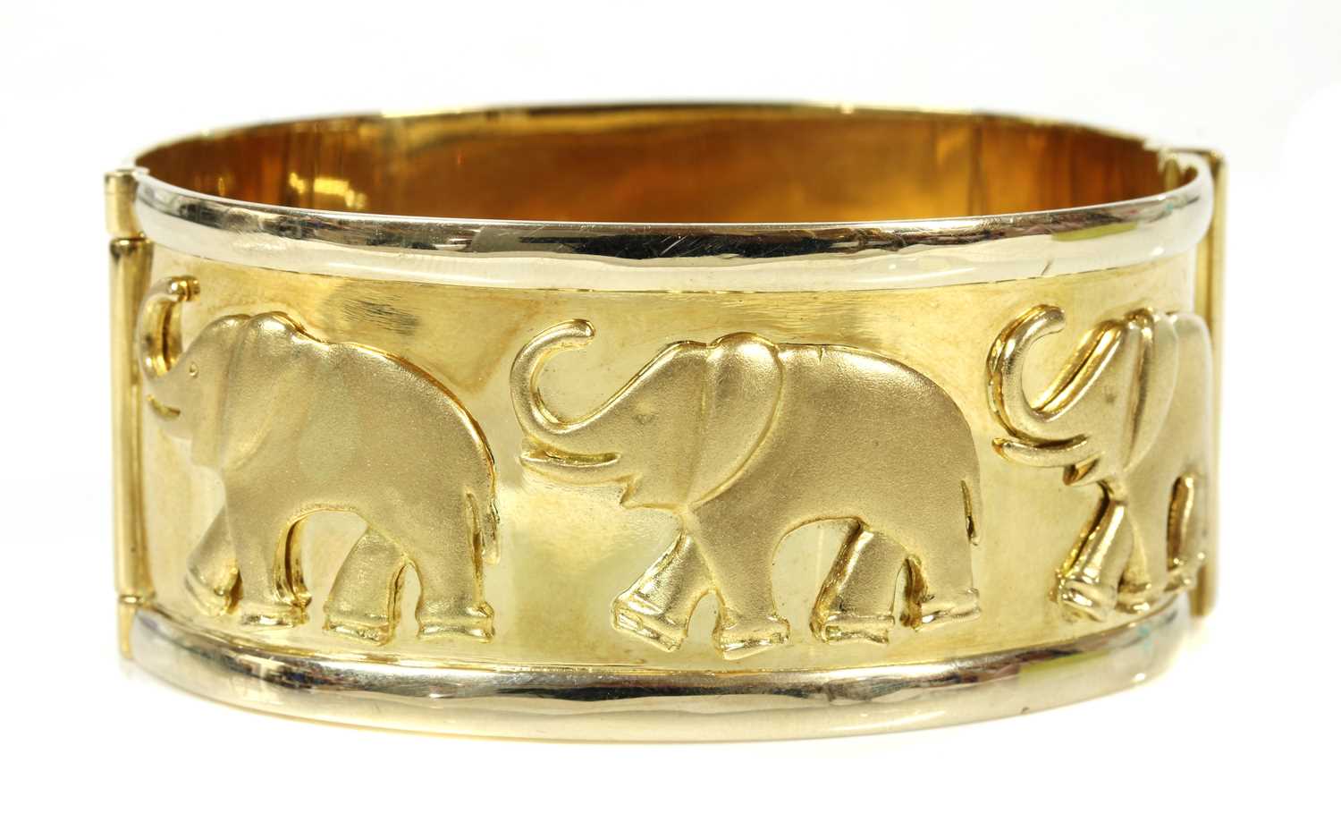 Lot 261 - An Italian two colour gold elephant design hinged bangle
