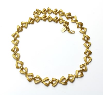 Lot 246 - A high carat gold graduated crossover link necklace