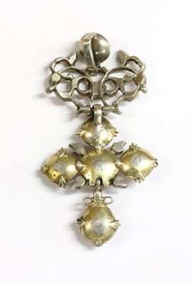 Lot 1 - A Portuguese silver and gold diamond set cross pendant, c.1790