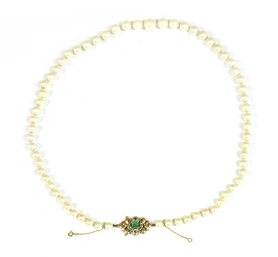 Lot 189 - A single row graduated cultured pearl necklace with emerald and diamond clasp