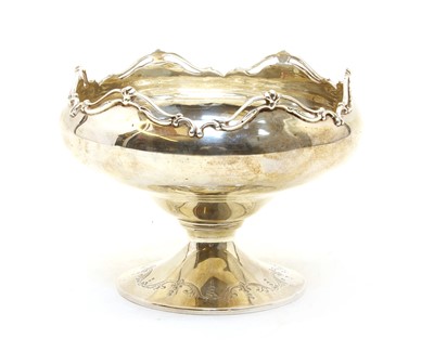 Lot 99 - A George V silver pedestal bow