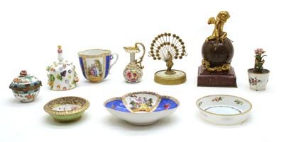 Lot 174 - A small mixed lot of ceramics and glass