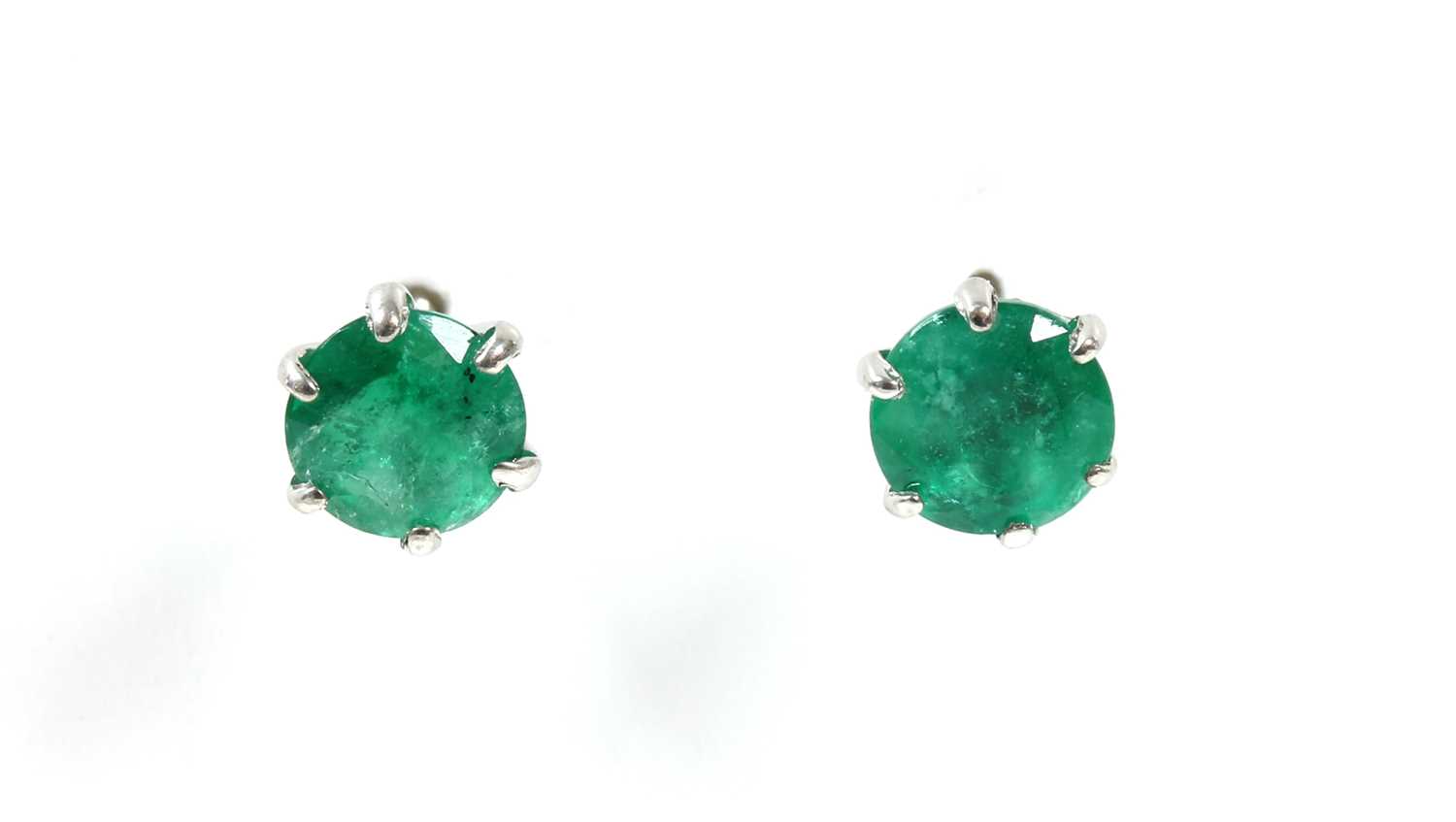 Lot 193 - A pair of white gold single stone emerald stud earrings