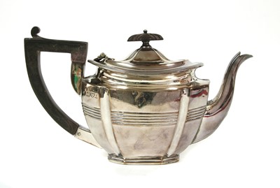 Lot 61 - An Edwardian silver teapot