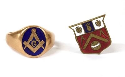 Lot 419 - A 9ct rose gold enamel Masonic signet ring