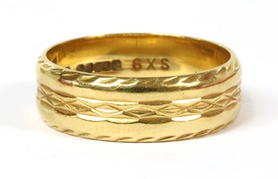 Lot 324 - An 18ct gold wedding ring