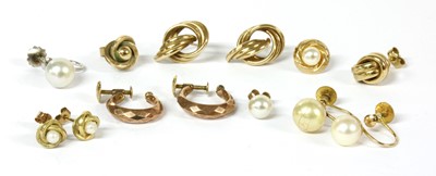 Lot 359 - A quantity of gold earrings