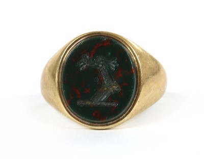 Lot 97 - A 9ct gold bloodstone signet ring