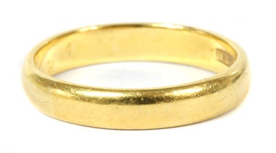 Lot 322 - A 22ct gold D section wedding ring