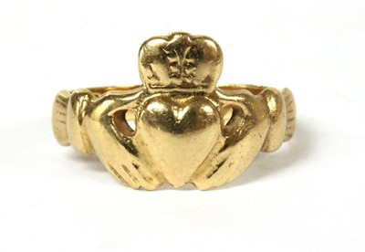 Lot 229 - A 14ct gold Claddagh ring