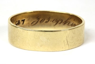 Lot 326 - A 9ct gold flat section wedding ring