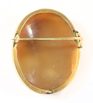 Lot 300 - A gold mounted oval shell cameo brooch