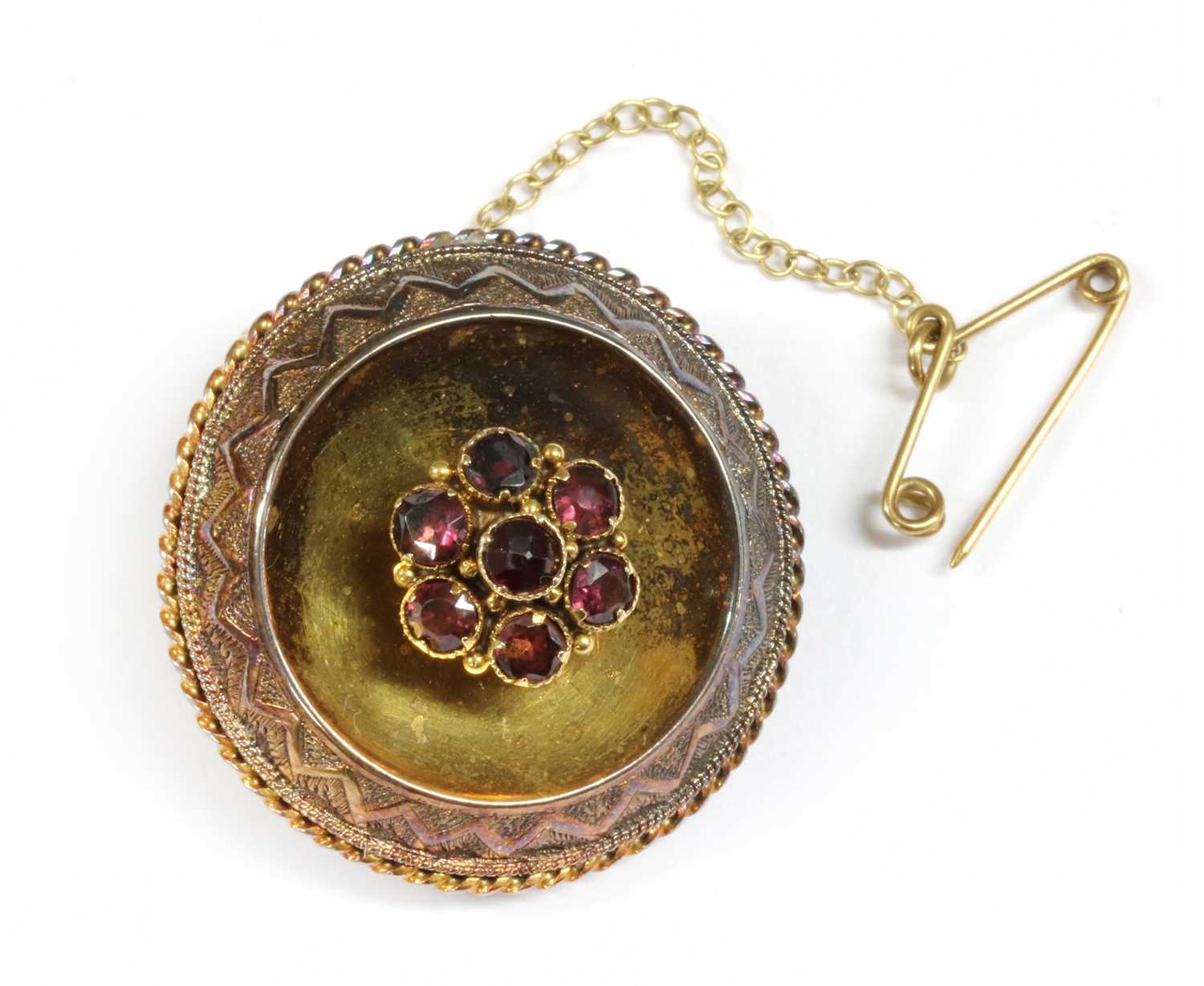 Lot 7 - A Victorian gold garnet brooch