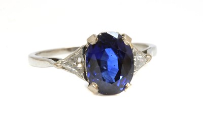 Lot 285 - A platinum three stone sapphire and diamond ring