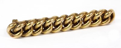 Lot 37 - A gold curb link bar brooch
