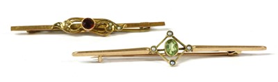 Lot 55 - An Edwardian gold peridot and split pearl bar brooch