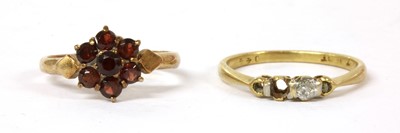 Lot 353 - A 9ct gold garnet cluster ring