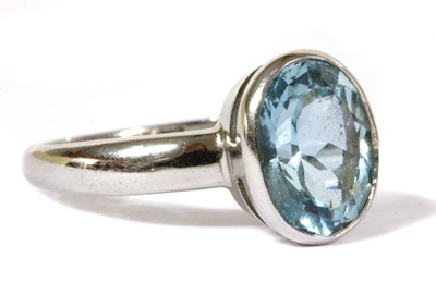 Lot 181 - An 18ct white gold single stone aquamarine ring