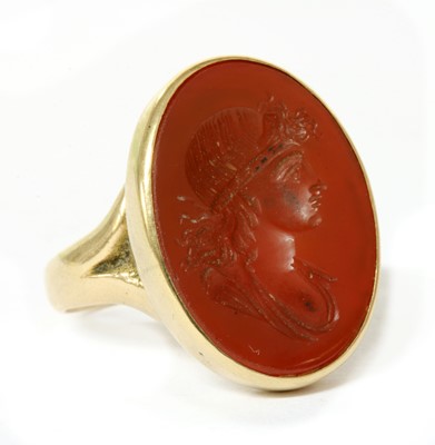 Lot 411 - A gold intaglio hardstone signet ring