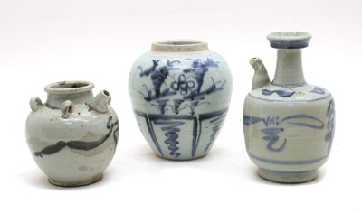 Lot 117 - A Chinese blue and white jar