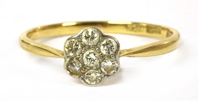 Lot 176 - A gold diamond daisy cluster ring