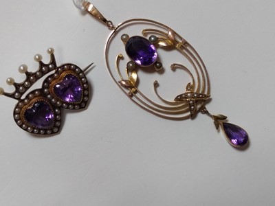 Lot 95 - A late Victorian amethyst and split pearl crowned double heart brooch, c.1900