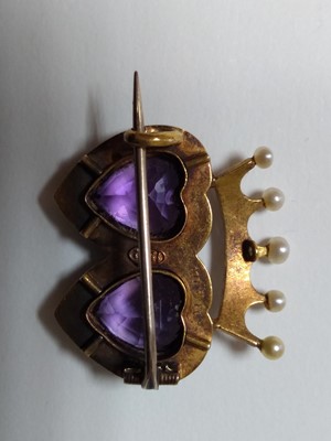 Lot 95 - A late Victorian amethyst and split pearl crowned double heart brooch, c.1900
