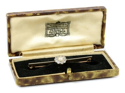 Lot 125 - A pearl diamond daisy cluster bar brooch, c.1920