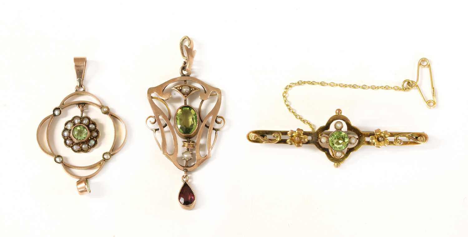 Lot 63 - A gold Edwardian peridot and split pearl pendant
