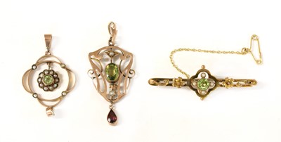Lot 63 - A gold Edwardian peridot and split pearl pendant