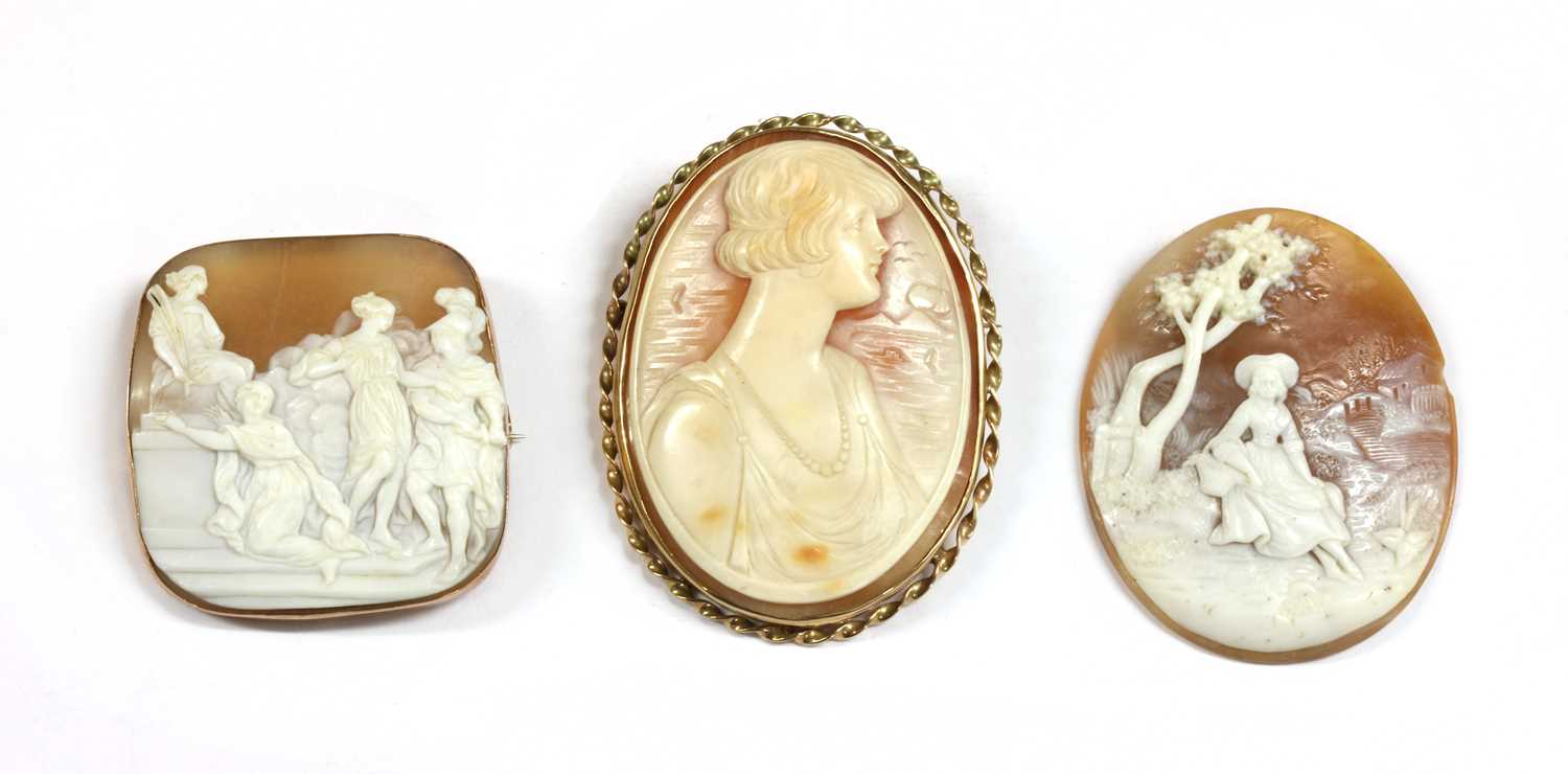 Lot 23 - A gold mounted shell cameo