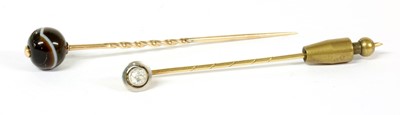 Lot 400 - A gold diamond stick pin