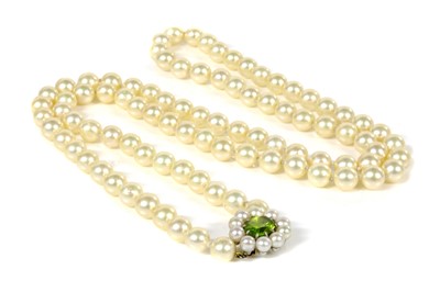 Lot 197 - A single row uniform cultured pearl necklace with peridot set clasp