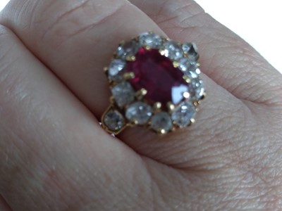 Lot 41 - A late Victorian ruby and diamond oval cluster ring