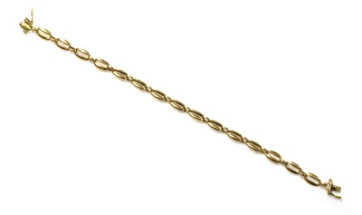 Lot 250 - An 18ct gold oval link bracelet
