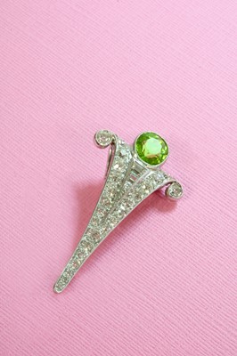 Lot 139 - An Art Deco peridot and diamond clip brooch