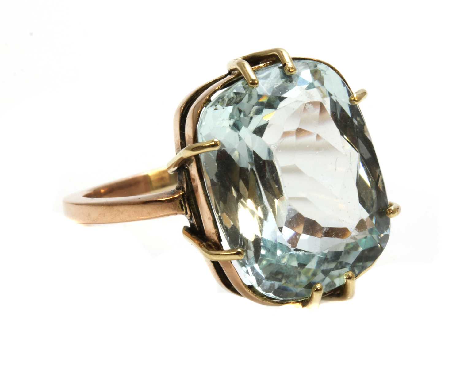 Lot 167 - A single stone aquamarine ring
