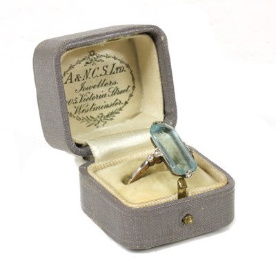 Lot 144 - A Continental Art Deco aquamarine and diamond ring, c.1920
