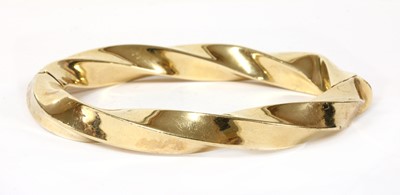 Lot 294 - A gold hollow oval hinged bangle