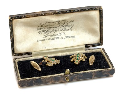 Lot 170 - A pair of emerald and diamond chain-link frog cufflinks