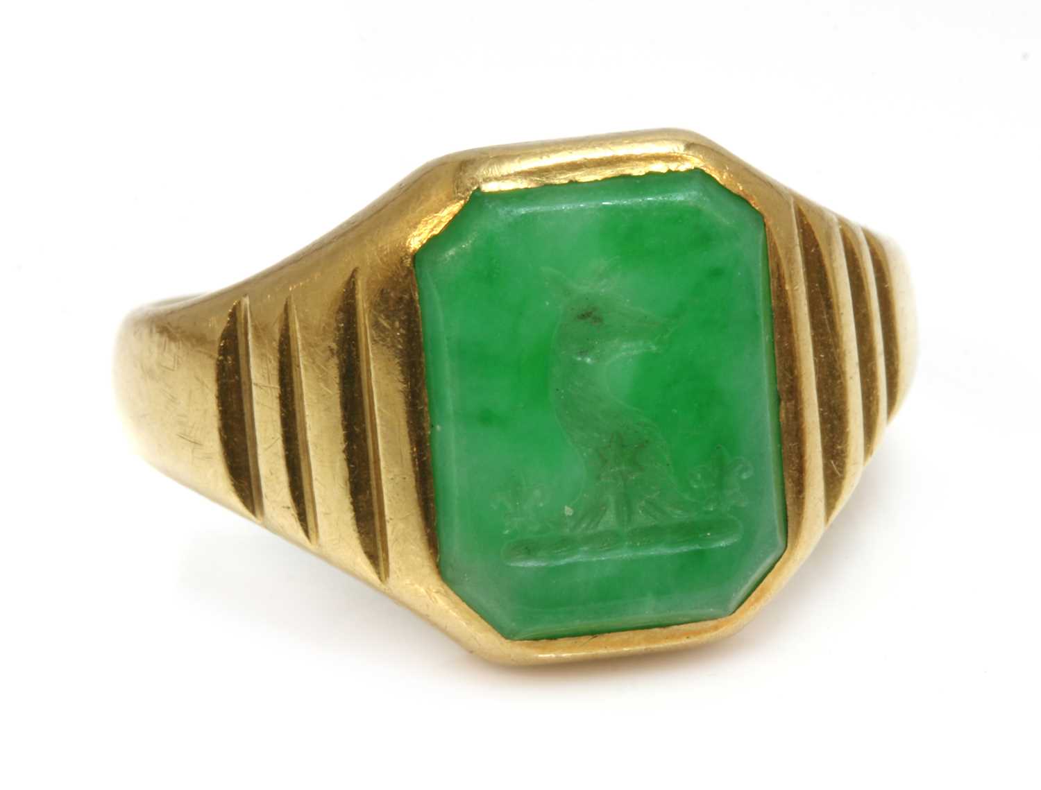 Lot 494 - A gentlemen's 18ct gold Art Deco carved jade intaglio signet ring